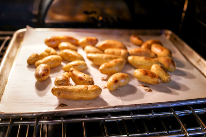 Roasted Fingerling Potatoes Real Food Finds   Roasted Fingerling Potatoes 5 680x453 